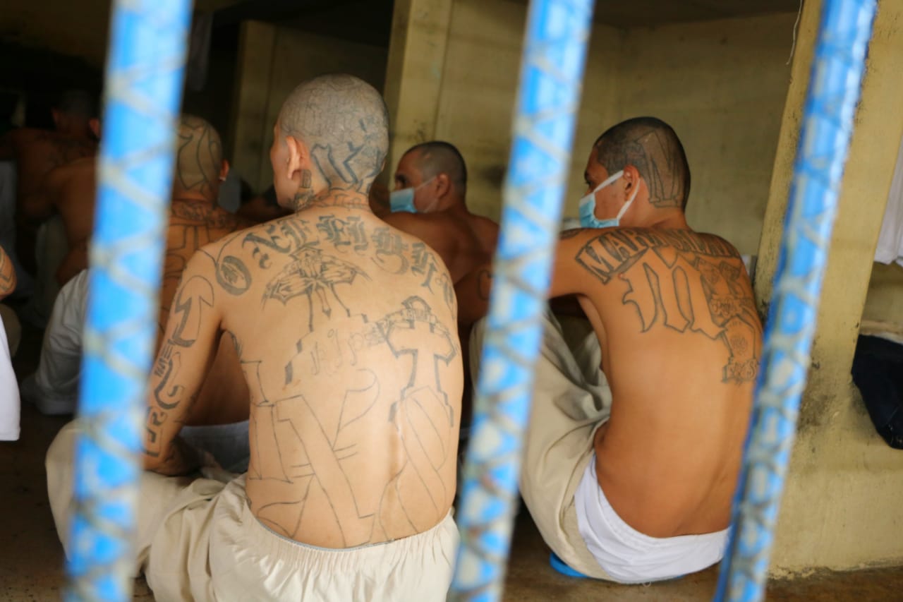 reos-de-la-ms-y-barrio-18-se-saludan-y-abrazan-al-interior-de-las-celdas-mostrando-que-su-unico-enemigo-es-el-pueblo-honrado